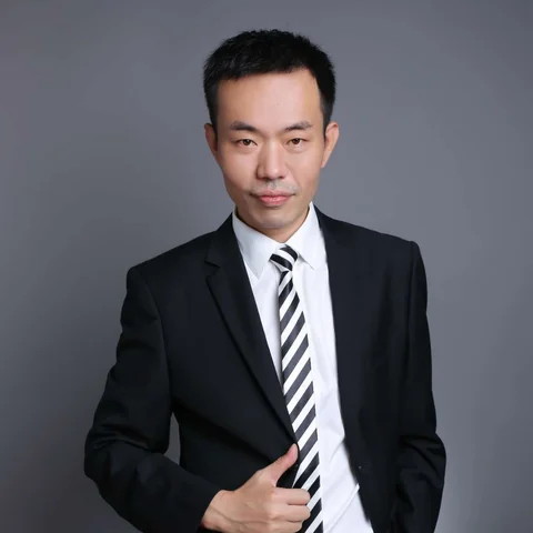 潘嵩律师正装半身照